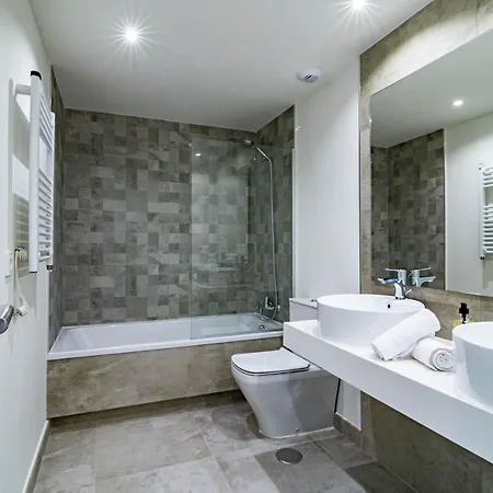 Inf32l- Modern Apartment, Families Only *