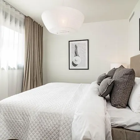 Inf32l- Modern Apartment, Families Only