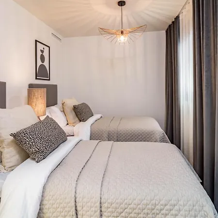 Inf32l- Modern Apartment, Families Only *