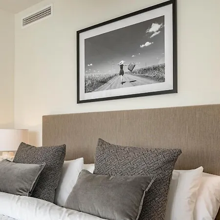 Inf32l- Modern Apartment, Families Only *